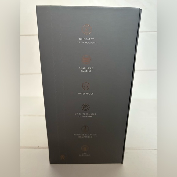 The Chairman Pro Essentials Kit Manscaped Electric Foil Shaver - Picture 2 of 5